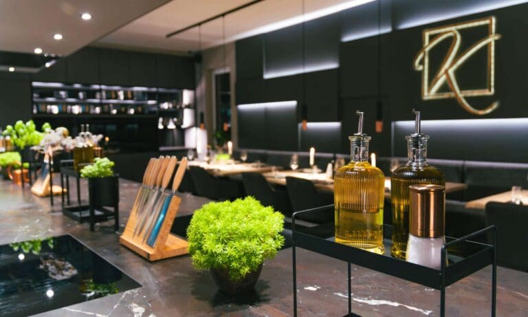 Stilvolles Ambiente mit &Ouml;len und Kr&auml;utern