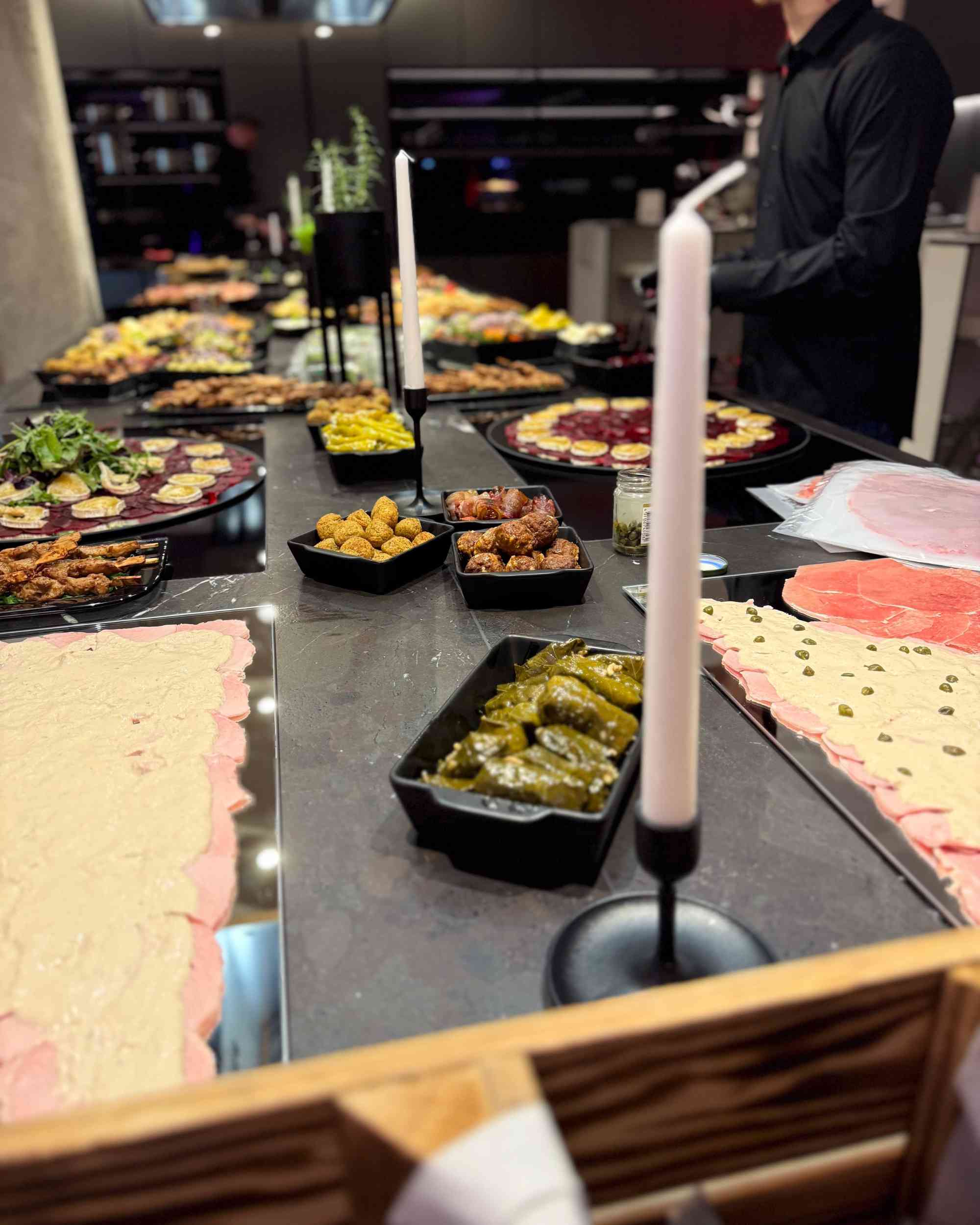 Reich gedecktes Buffet beim Firmenevent in der Eventlocation von K wie Kochkunst Paderborn