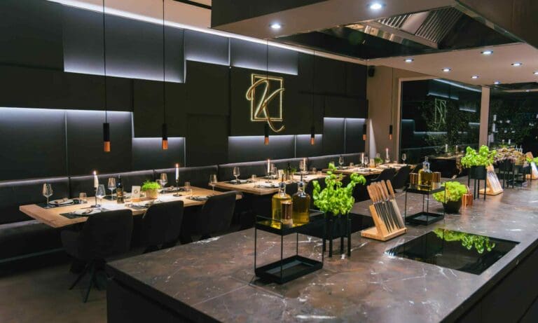 Gedeckter Tisch f&uuml;r Firmenevent im Kochstudio