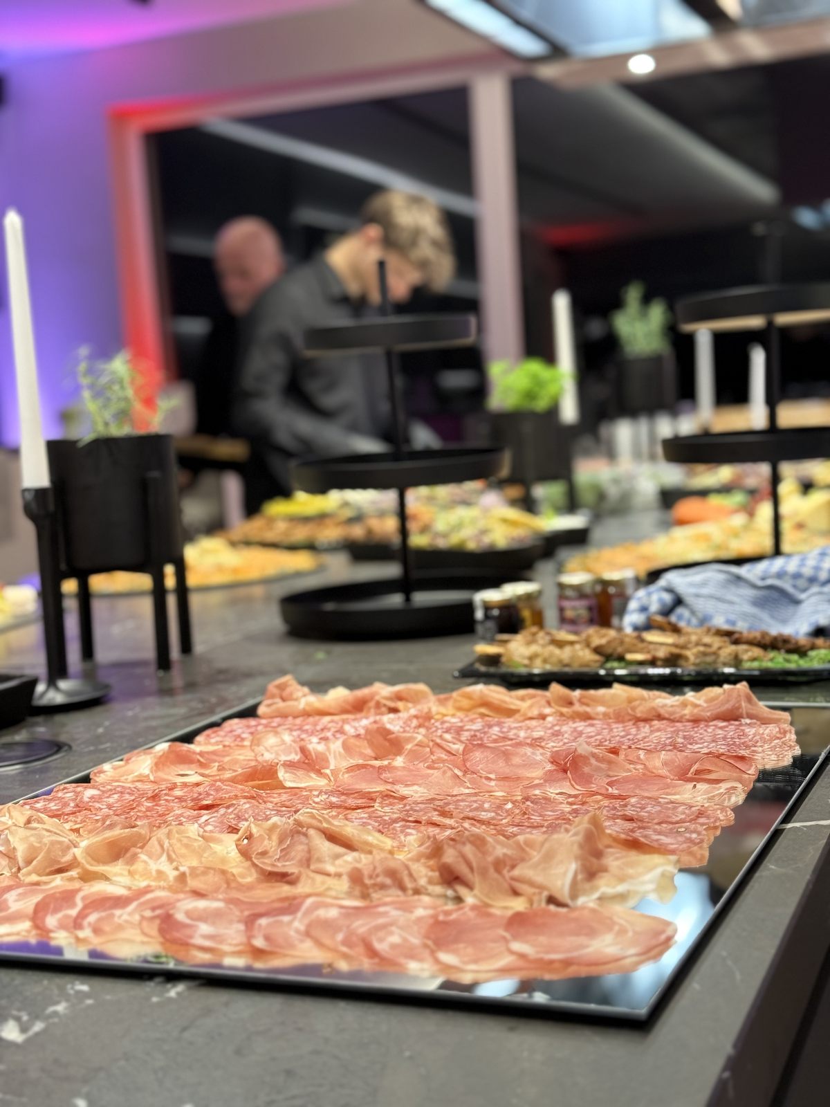 Aufgefaechertes Antipasti-Buffet mit Schinken und Salami beim Event bei K wie Kochkunst