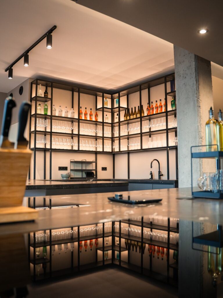 hochzeit & kleine hochzeitsfeier paderborn — kochkurs eventlocation 3 Beleuchtete Bar mit Gläserregal in der Eventlocation Paderborn – Verlobungsfeier bei K wie Kochkunst