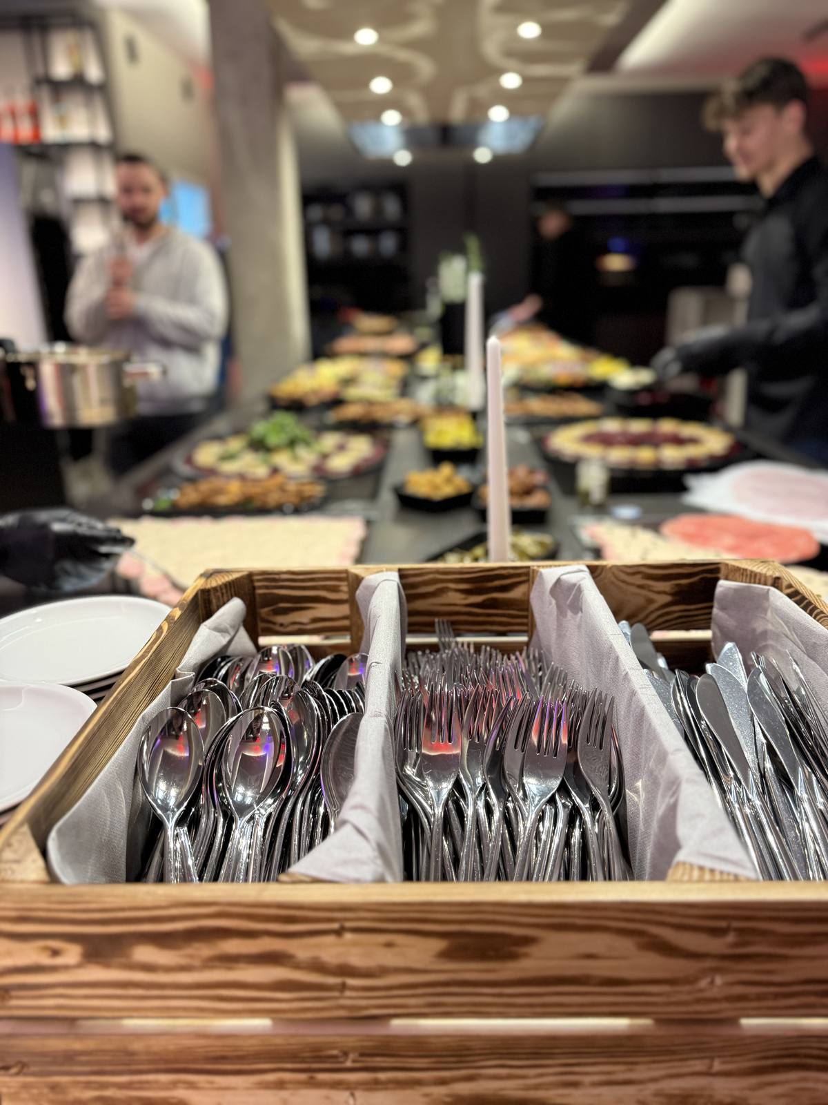 Fingerfood-Buffet mit Besteck beim Business-Event von K wie Kochkunst