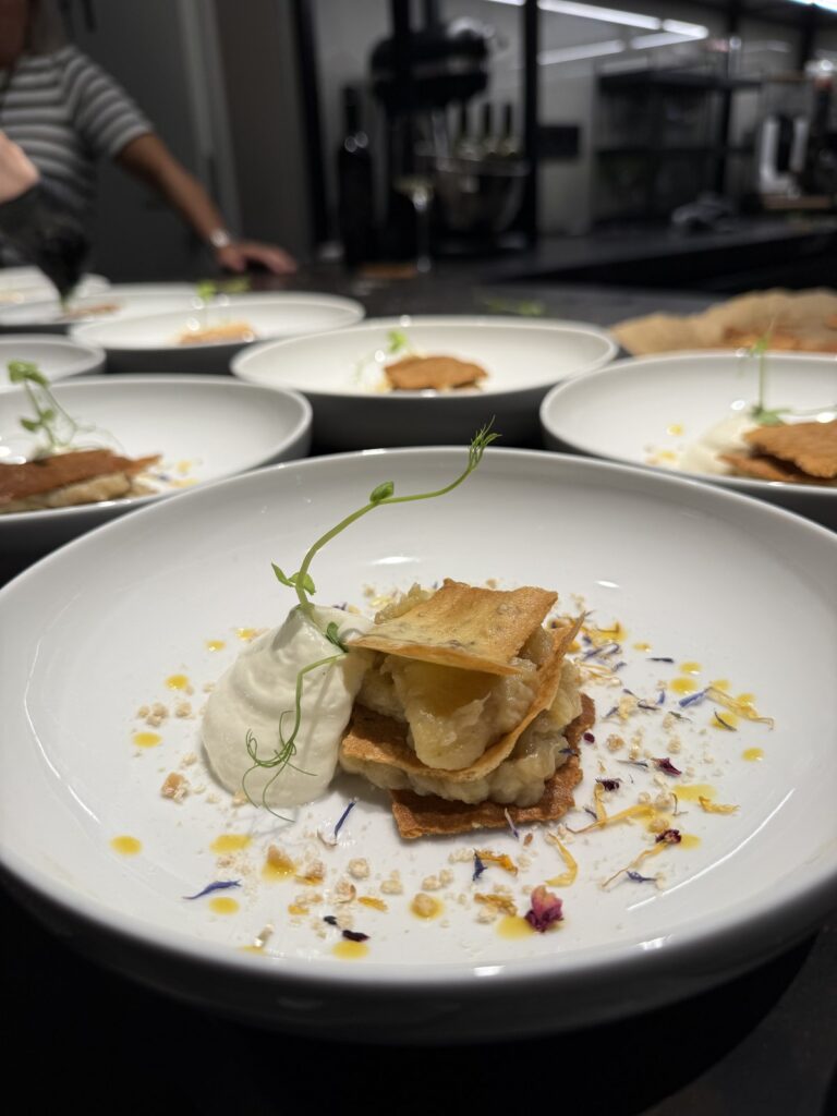 Feines Dessert mit essbaren Bl&uuml;ten und Creme beim Firmenevent bei K wie Kochkunst