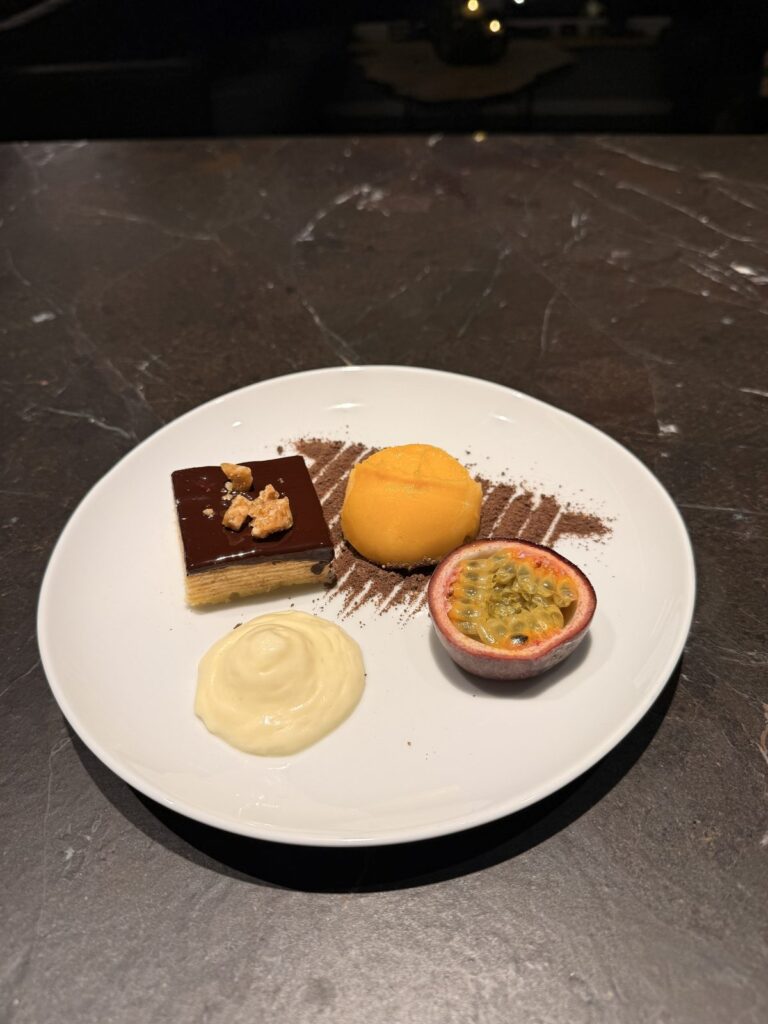 Dessertteller mit Schokoschnitte, Mangosorbet und halbierter Passionsfrucht bei K wie Kochkunst