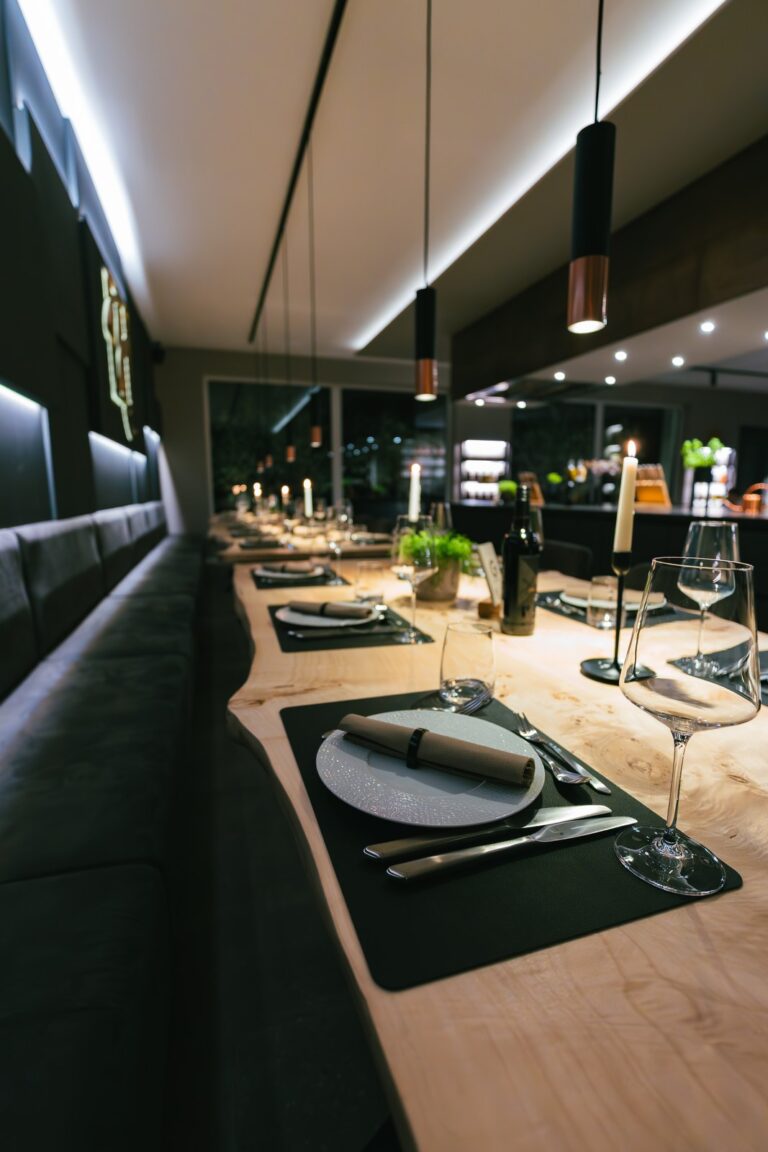 hochzeit & kleine hochzeitsfeier paderborn — kochkurs eventlocation 16 Eingedeckter Platz mit Weinglas an der langen Tafel der Eventlocation Paderborn