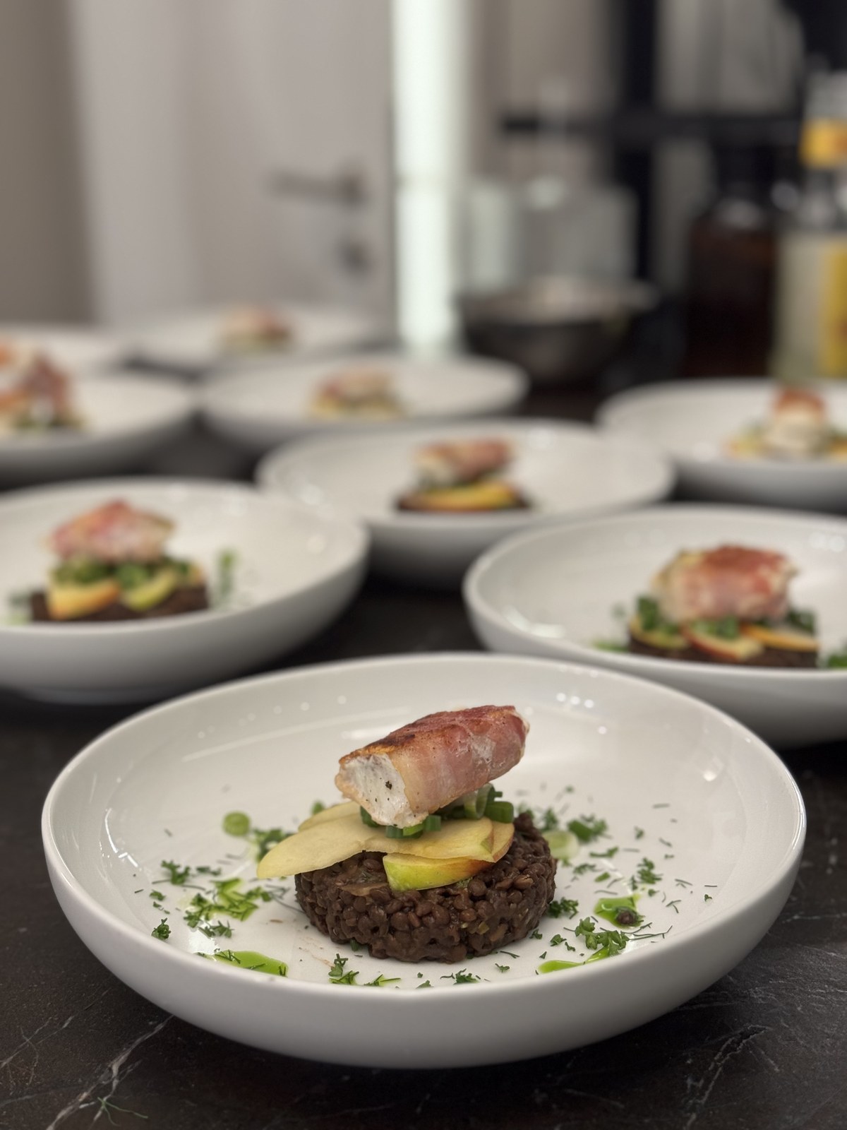 Angerichtete Fischgerichte beim Business-Event von K wie Kochkunst