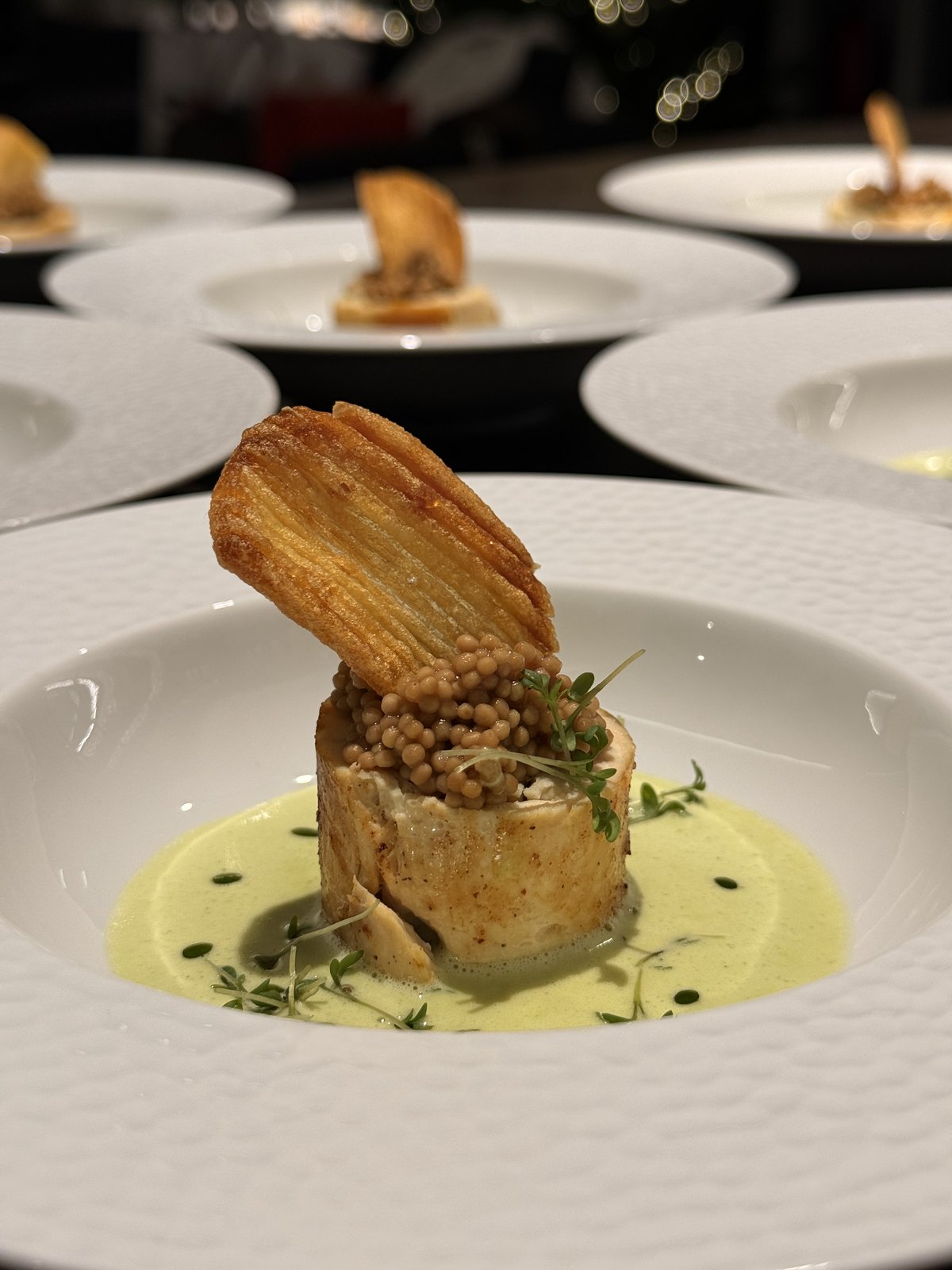 Fischroulade mit Perlen und Kartoffelchip in gruener Schaumsauce, Kochschule Paderborn
