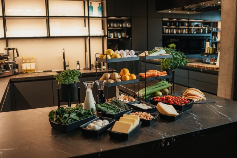 hochzeit & kleine hochzeitsfeier paderborn — kochkurs eventlocation 17 Frische Zutaten und Mise en Place auf der Marmortheke im dunklen Kochstudio von K wie Kochkunst