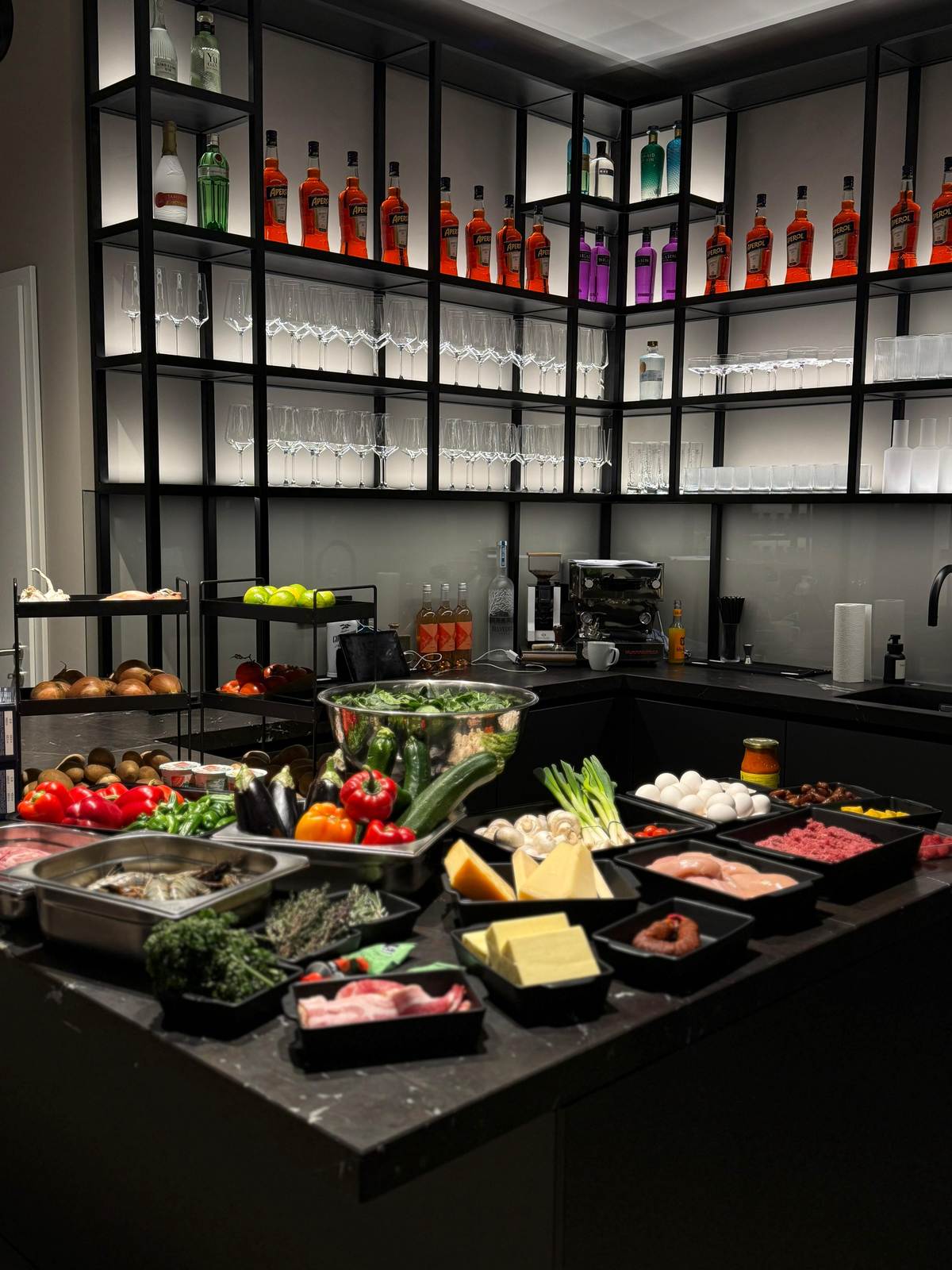 Frische Zutaten und Gemuese als Mise en Place fuer das Menue-Kochevent