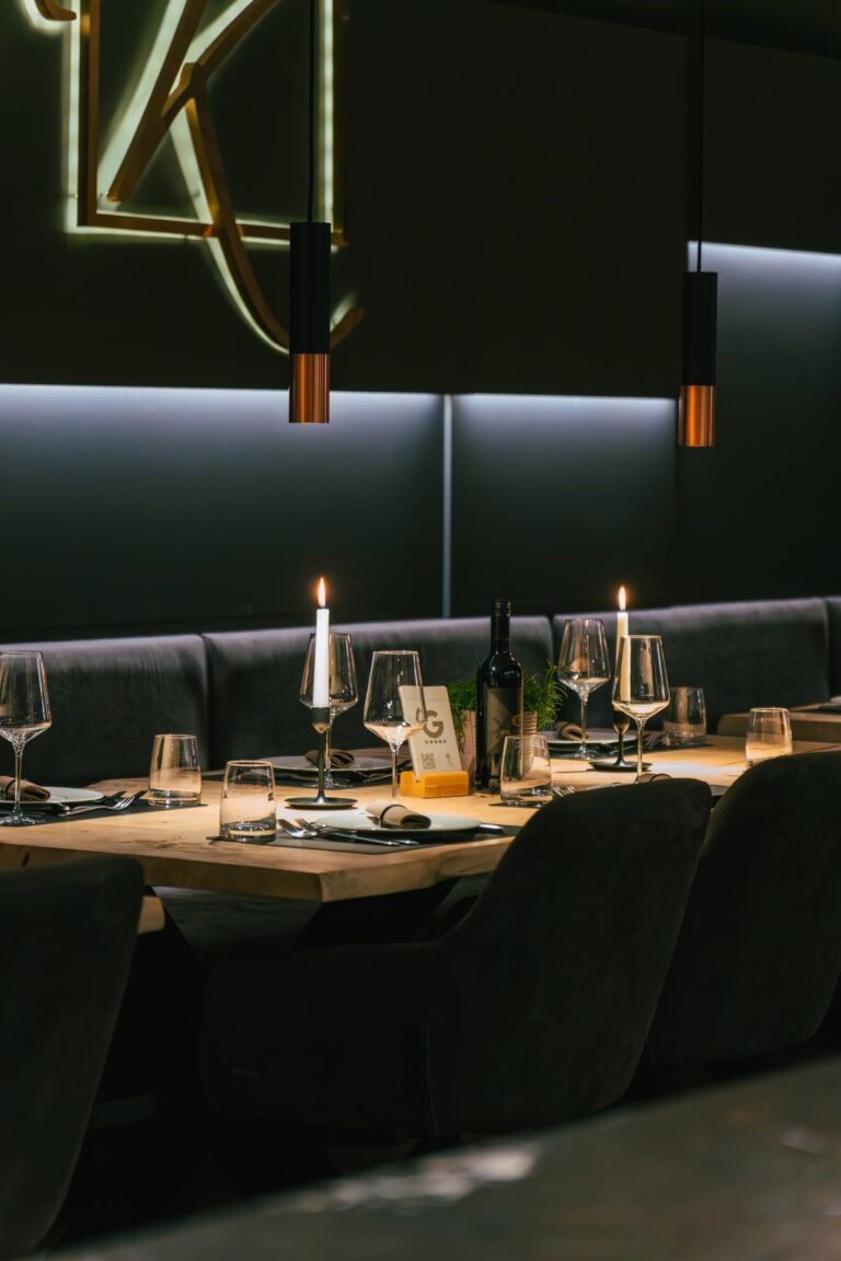 hochzeit & kleine hochzeitsfeier paderborn — kochkurs eventlocation 14 Stimmungsvoll gedeckter Tisch mit brennenden Kerzen und Wein bei K wie Kochkunst