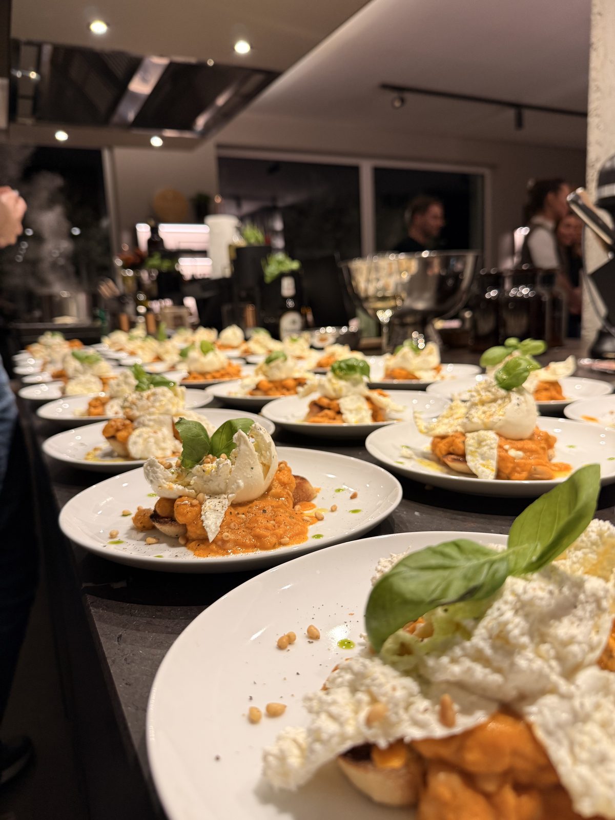 Tellerreihe mit Tomatensauce, Mozzarella und Basilikum beim Event bei K wie Kochkunst