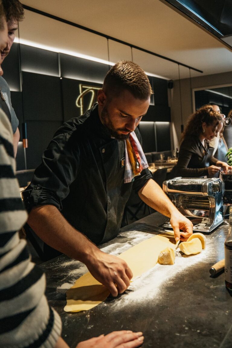 hochzeit & kleine hochzeitsfeier paderborn — kochkurs eventlocation 5 Koch und Gäste verarbeiten frischen Pastateig im dunklen Kochstudio – Polterabend in Paderborn