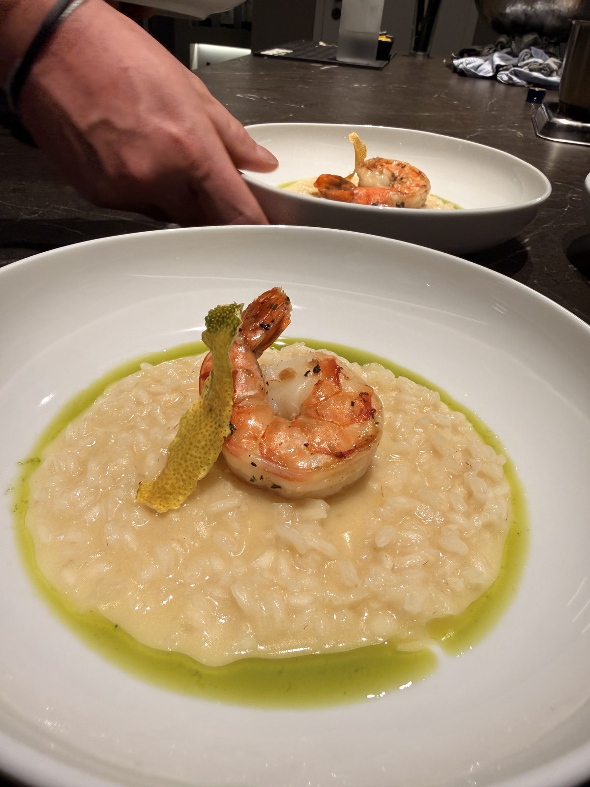 Cremiges Risotto mit gebratener Garnele wird im Kochkurs serviert, Paderborn