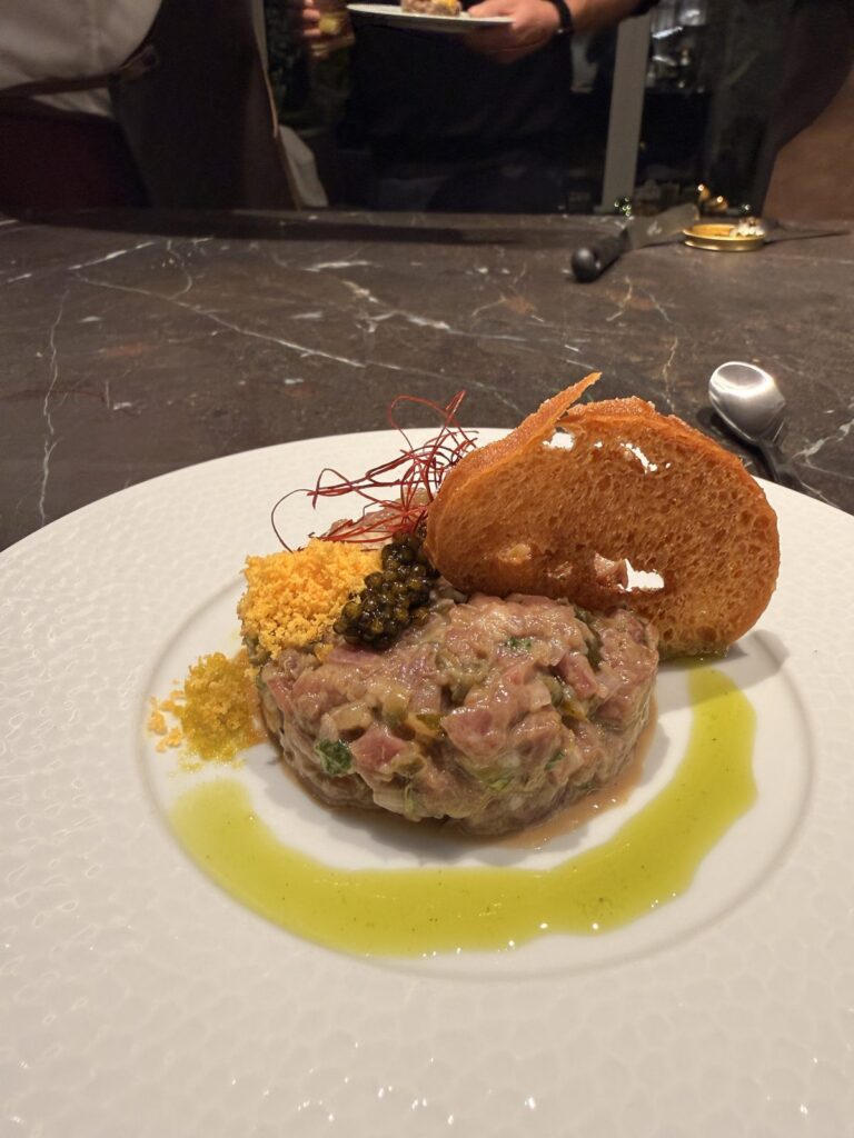 Tatar mit Kaviar und ger&ouml;stetem Brioche als Fine-Dining-Vorspeise in Paderborn