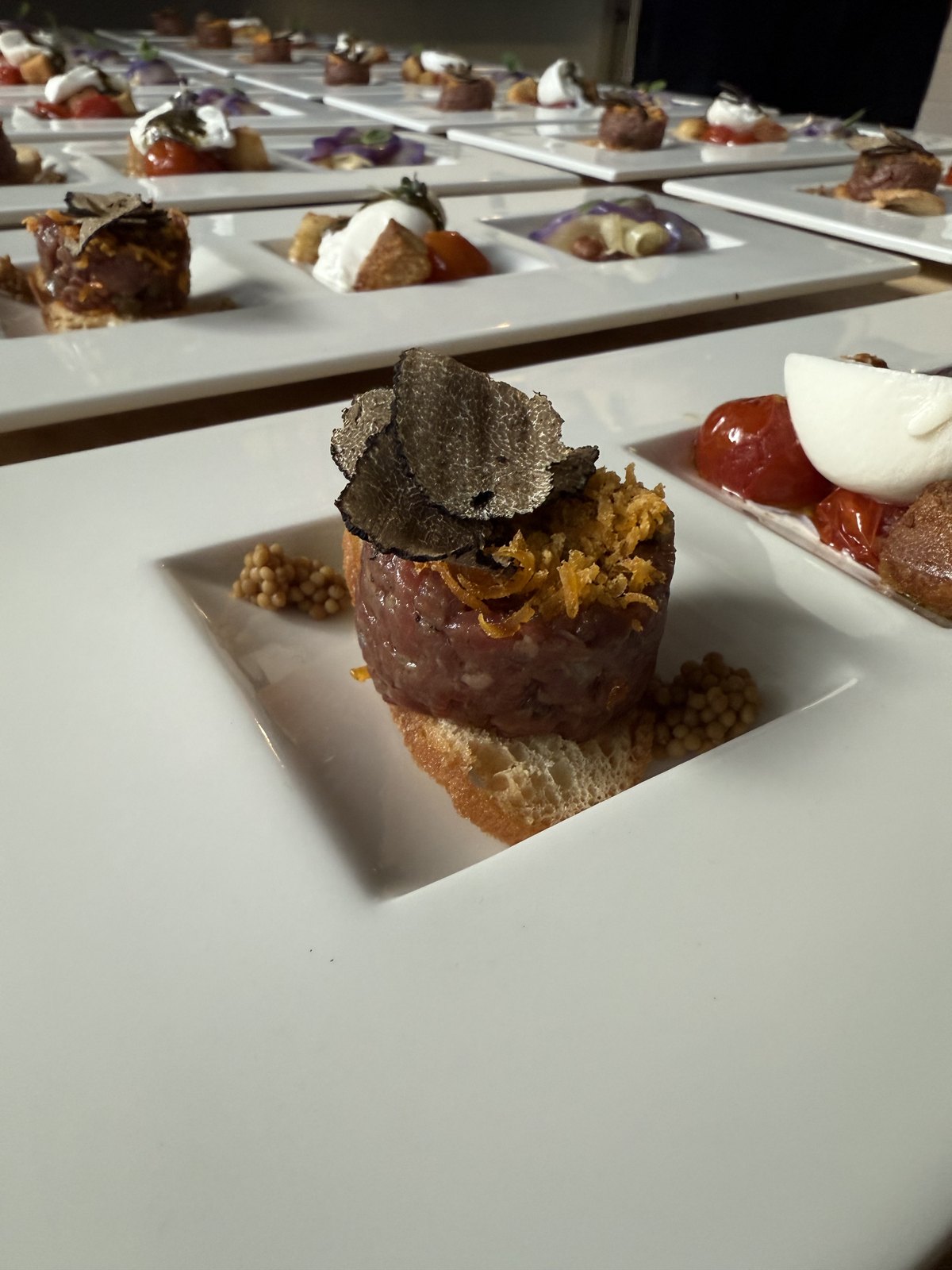 Tatar mit Trueffel auf Crostini als Fingerfood von K wie Kochkunst
