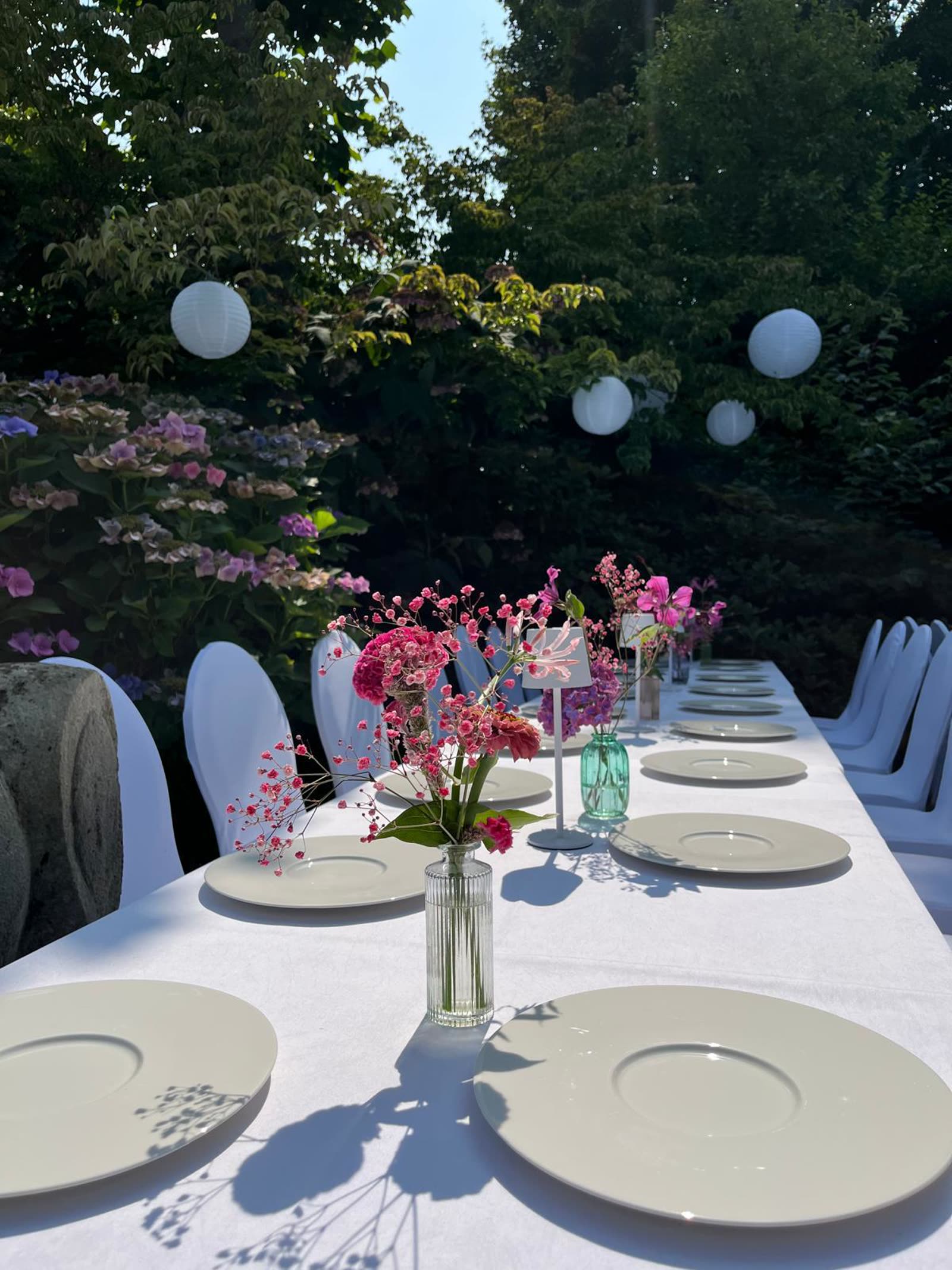 Gedeckte Tafel bei einer privaten Feier im Garten mit Full-Service von K wie Kochkunst