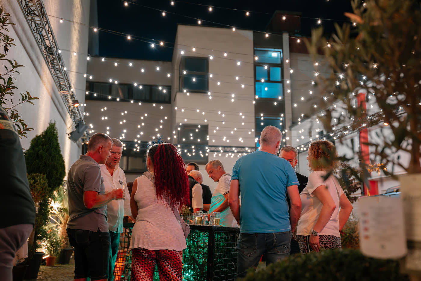 Libori-Event im Pfauengarten mit Bar und Buehne unter Lichterketten