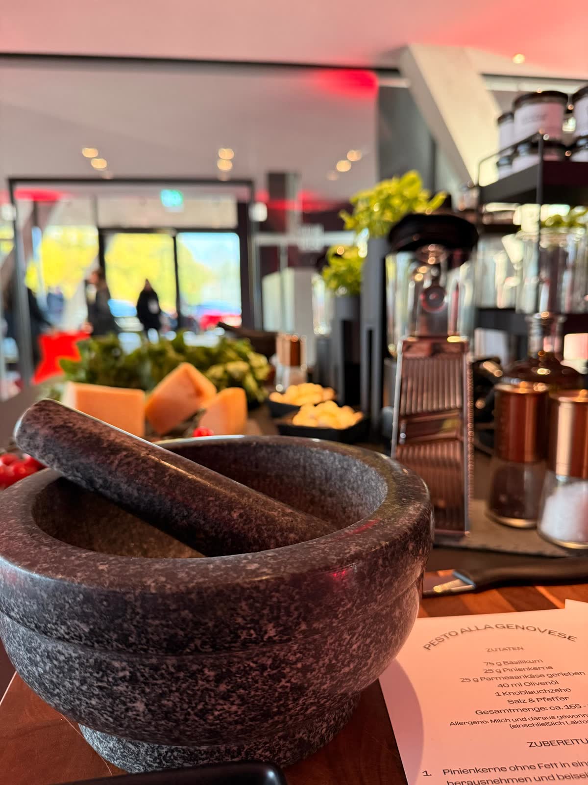 Pesto-Workshop von K wie Kochkunst: frische Zutaten werden im Moerser verarbeitet