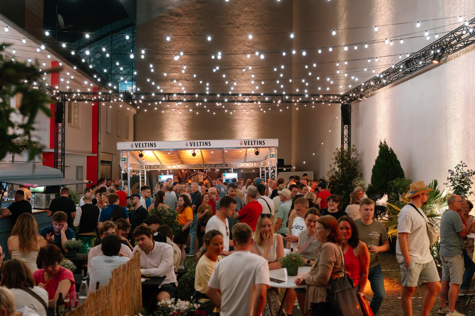 Sommerabend im Innenhof mit Lichterketten bei einer Veranstaltung von K wie Kochkunst