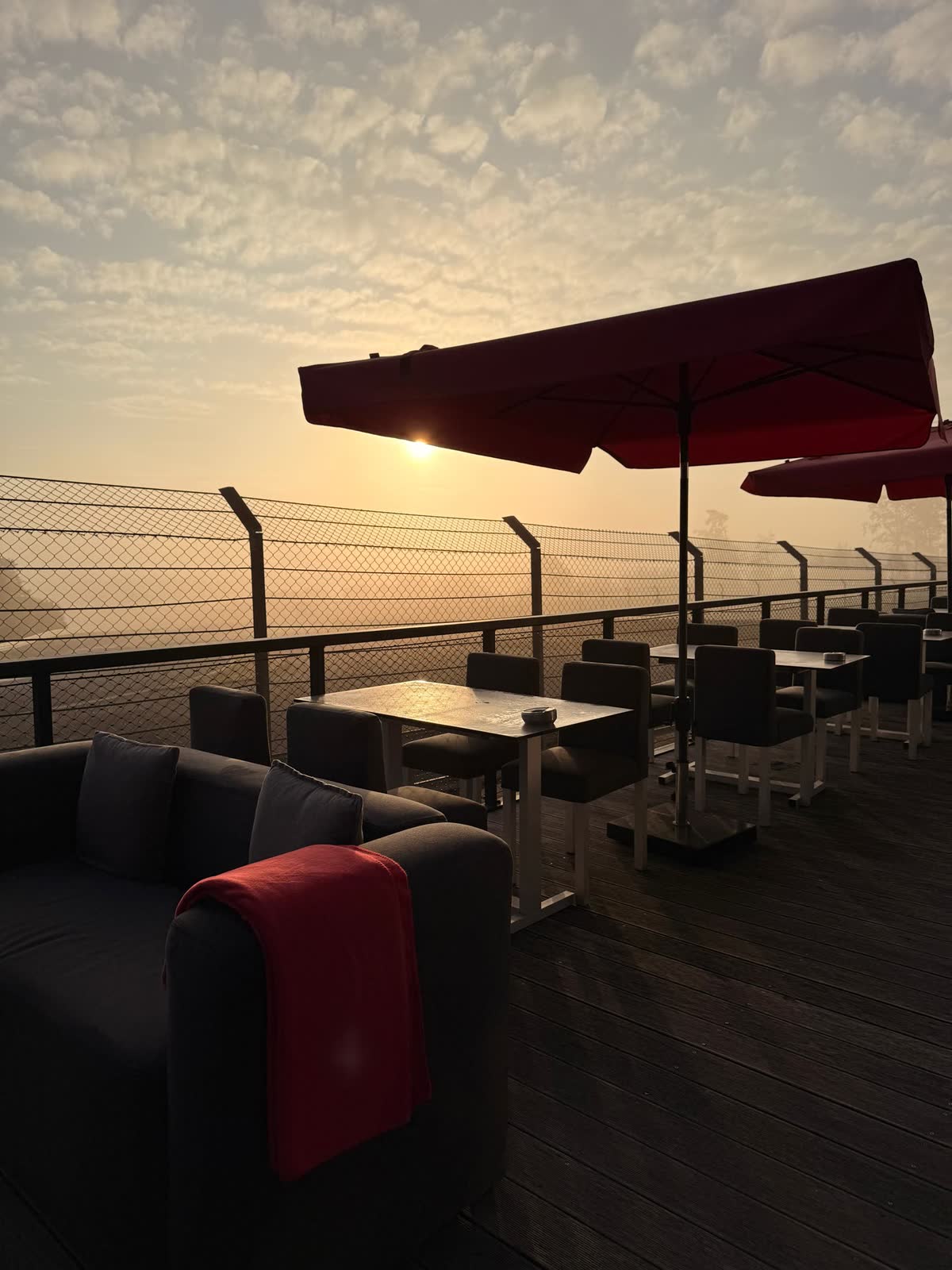 Workshop-Terrasse mit Ausblick ueber die Rennstrecke